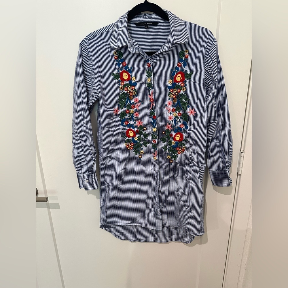 Walter Baker Blue Striped Embroidered Floral Button Down Shirt Women's Size XS